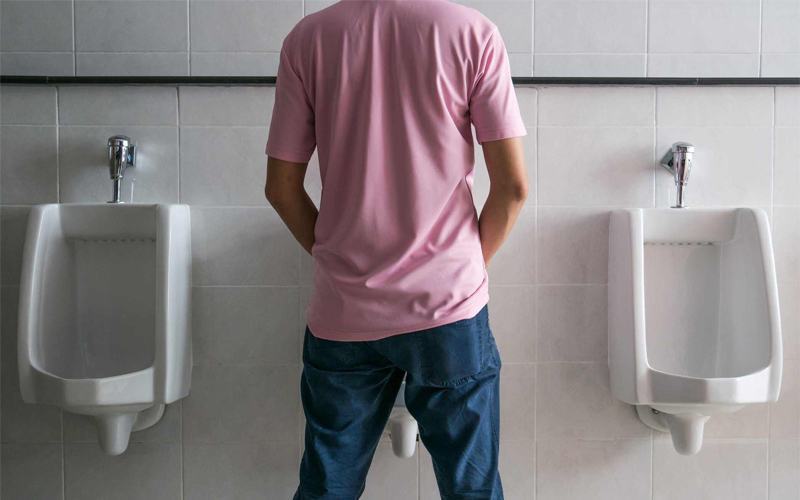 Việc đi tiểu quá nhiều gây ra sự áp lực lên niệu đạo và gây tổn thương
