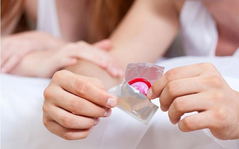 Quan hệ tình dục với một bạn tình cố định, không quan hệ với người lạ mặt chưa rõ thông tin