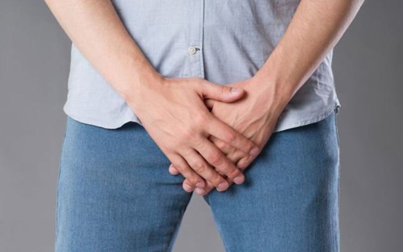 Thường xuyên đứng hoặc ngồi một chỗ, lười vận động khiến cho áp lực dồn xuống và làm giãn