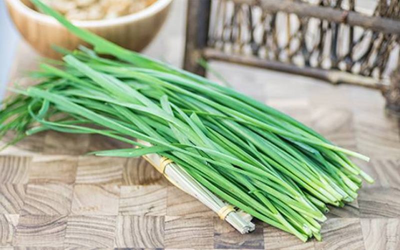 Cây hẹ có đặc tính ôn và vị cay, trong thành phần chứa rất nhiều các loại đường tự nhiên như: fructose, maltose, lactose, glucose