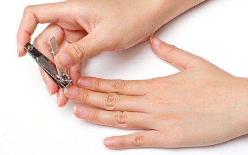 Nếu bạn thâm nhập lỗ nhị bằng tay, bạn nên cắt ngắn móng tay để tránh gây trầy xước gây tổn thương các mô