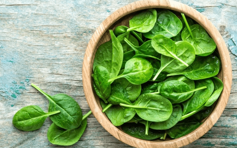 Thành phần acid folic và magie có trong rau bina rất dồi dào giúp tăng cường sự lưu thông máu giúp cương dương lâu hơn