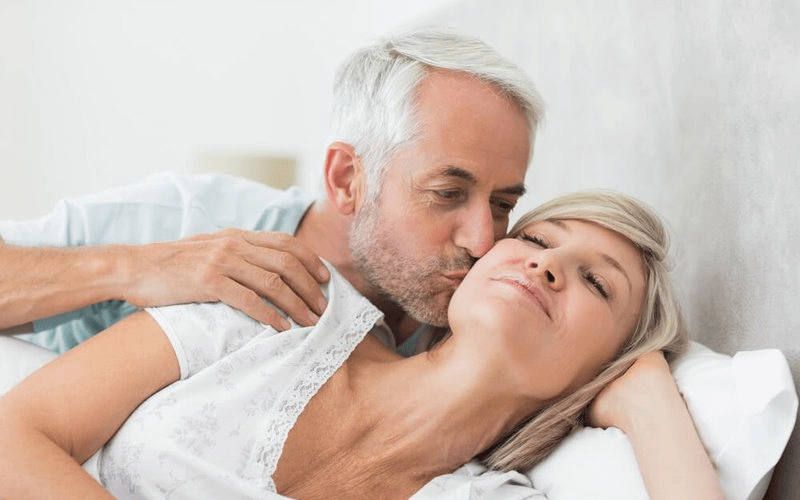 Chị em sẽ khó khăn hơn trong việc đạt cực khoái khi yêu, cô bé ít tiết dịch nhờn dẫn đến khô hạn cũng khiến chị em suy giảm ham muốn đáng kể.