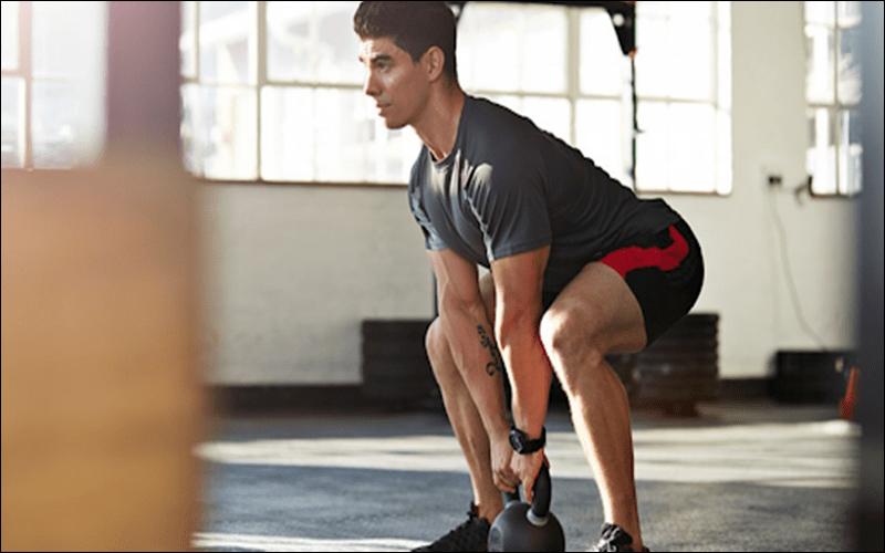 Squat là bài tập rèn luyện sức bền đơn giản: người tập sử dụng hai chân để thực hiện các động tác đứng, ngồi và đứng.