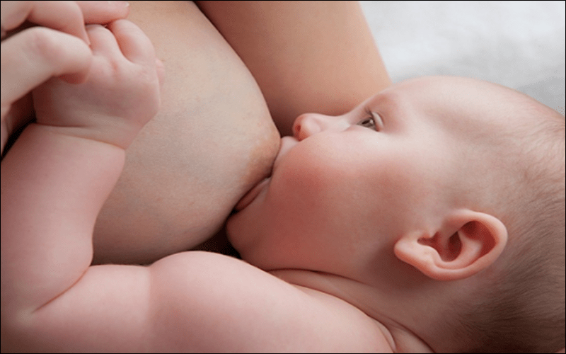 Nâng ngực có cho con bú được không
