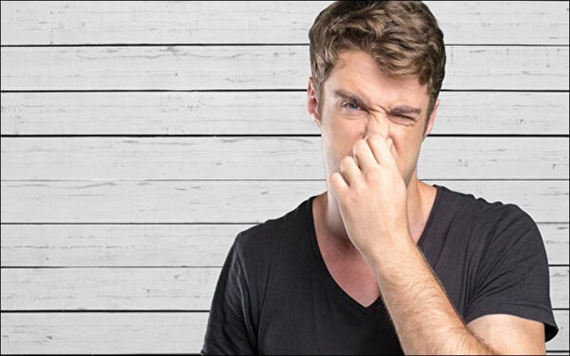 Cậu nhỏ có mùi hôi có phải là mùi đặc trưng thông thường?