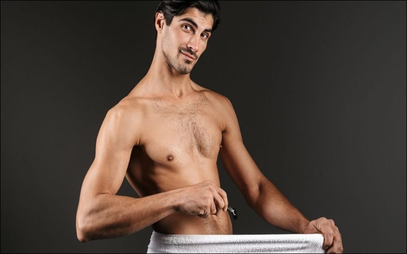 Việc cắt tỉa lông mu giúp loại bỏ tối đa vi khuẩn có hại và tránh viêm quy đầu. 