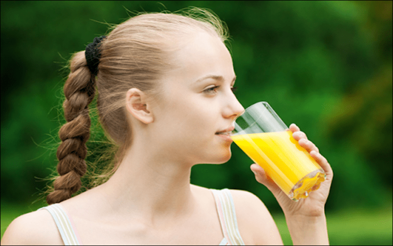 Hãy uống một ly nước ép trái cây, vì đây là loại thức uống có tác dụng giải tỏa mệt mỏi