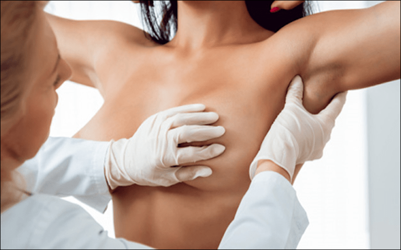 Dịch tiết có máu, màu vàng trong suốt cần đi khám